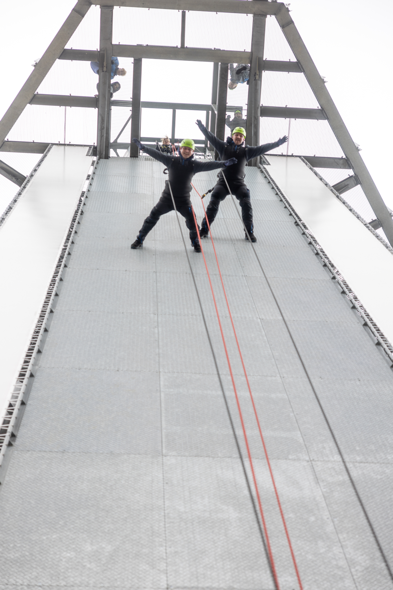 Zwei Wallrunner an der senkrechten Wand des Aussichtsturms