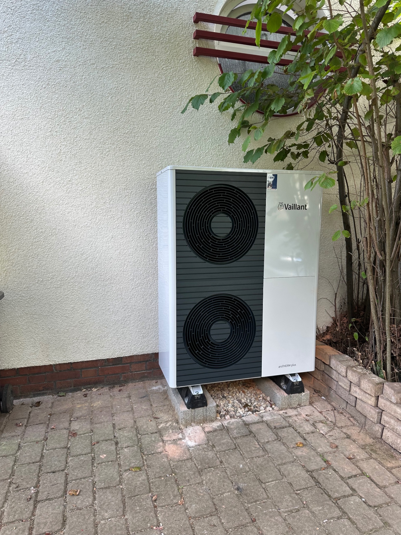 Vaillant aroTHERM plus an der Fassade der Stadtvilla