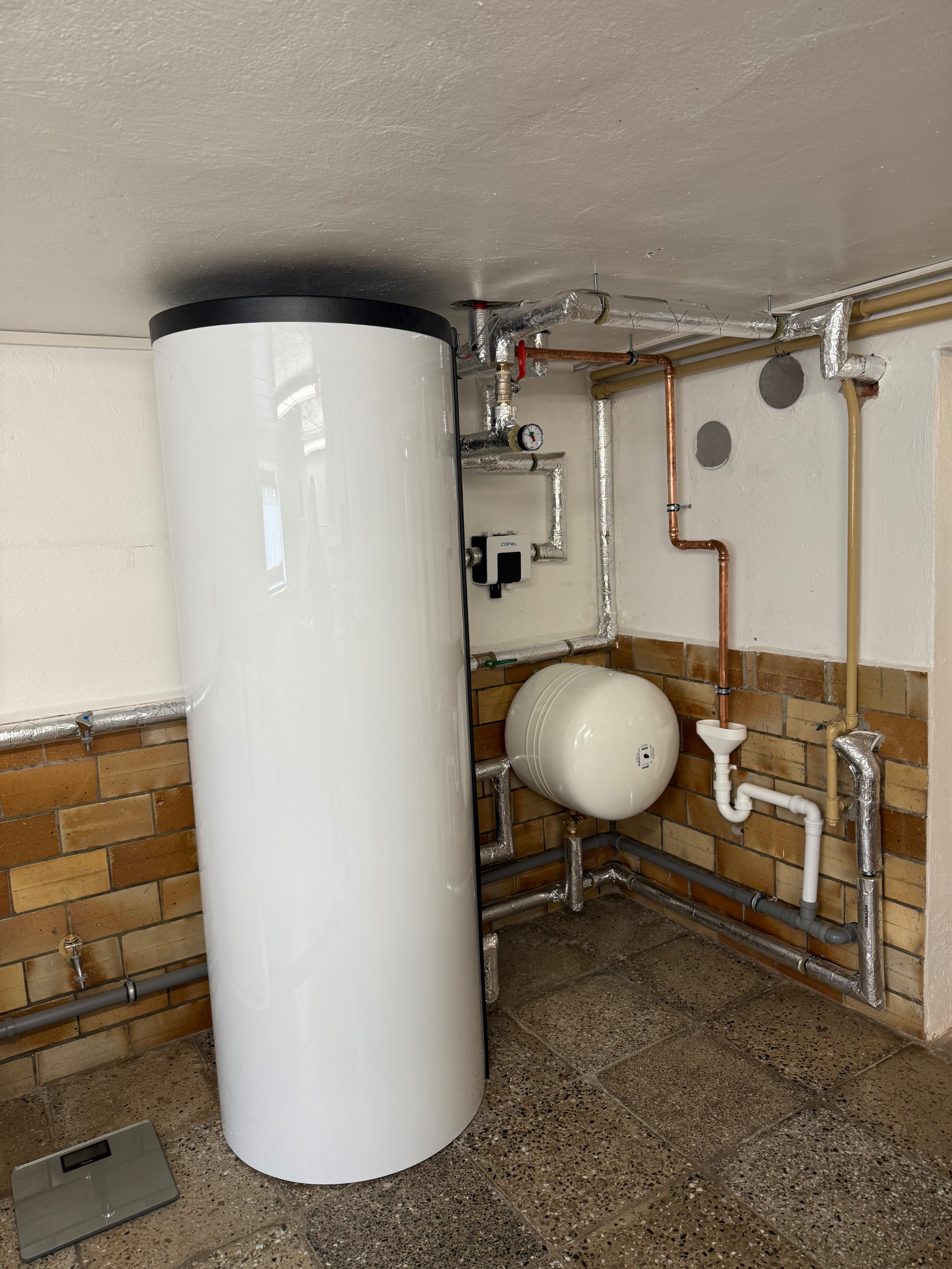 Pufferspeicher im Keller mit Kupfer-Verrohrung