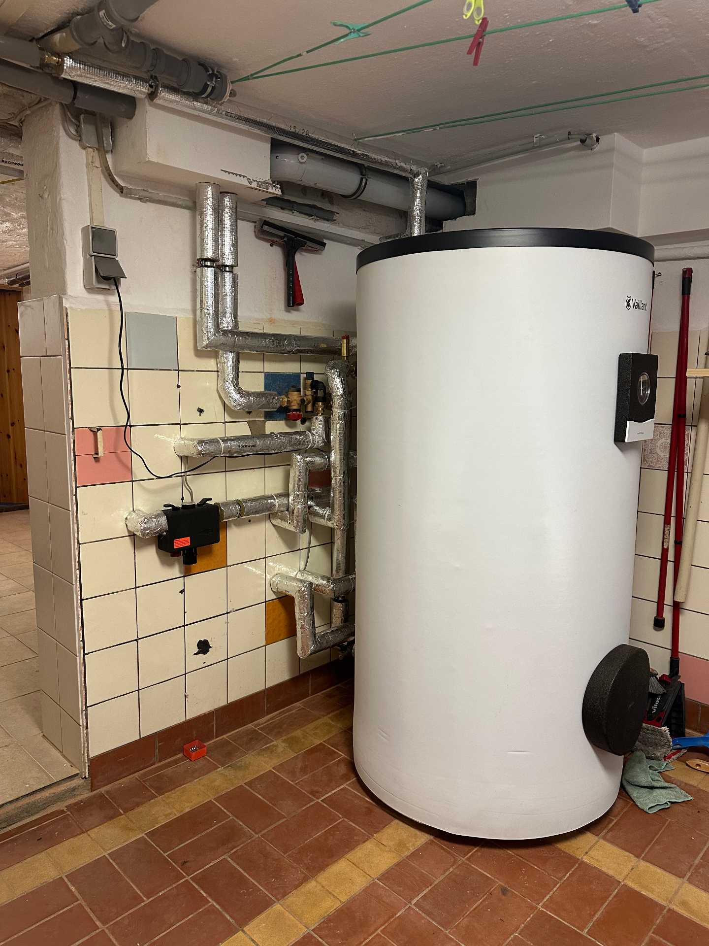 Vaillant Warmwasserspeicher im Keller