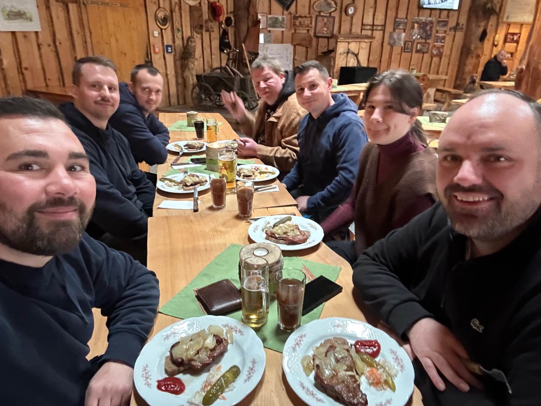 Team beim gemeinsamen Essen in der Köhlerei im Harz
