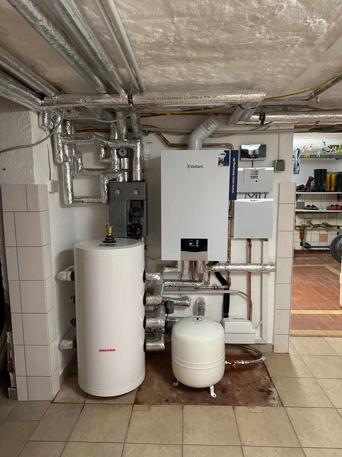 Technikraum mit Vaillant Innengerät und Hydraulik